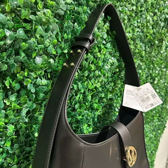 Lululemon Leather Alternative Shoulder Bag 8L NEW SOLDOUT - Picture 4 of 8